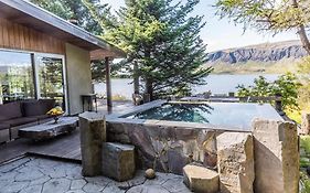 Luxury Lakefront Villa, Infinity Hot Tub And Sauna